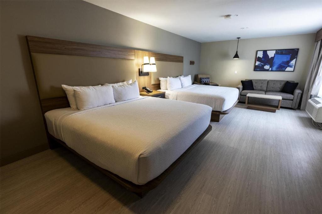 King Room with Two King Beds - Kitchenette room - Image 1
