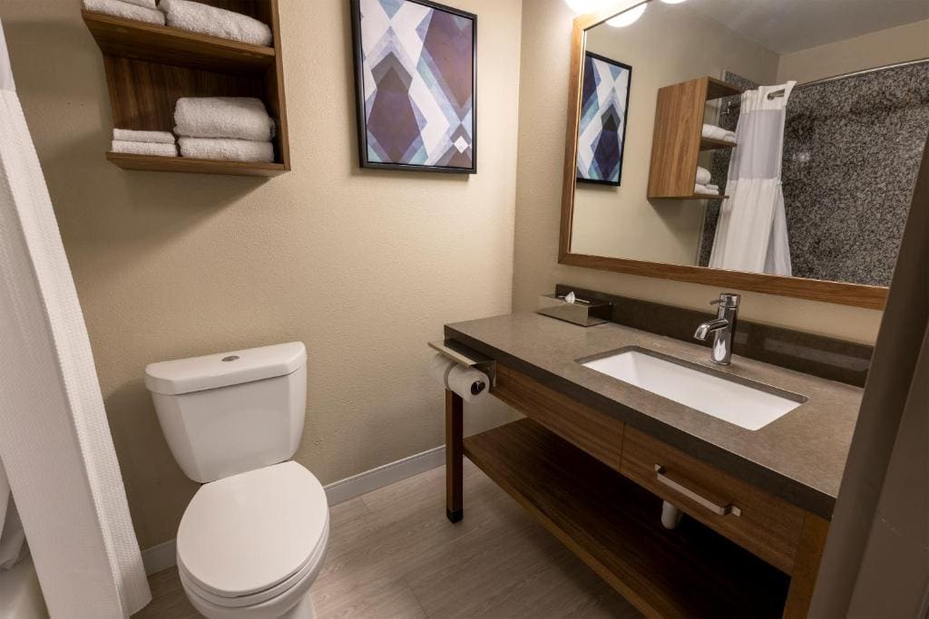 Studio with Two Queen Beds - Kitchenette - Non-Smoking room - Image 3