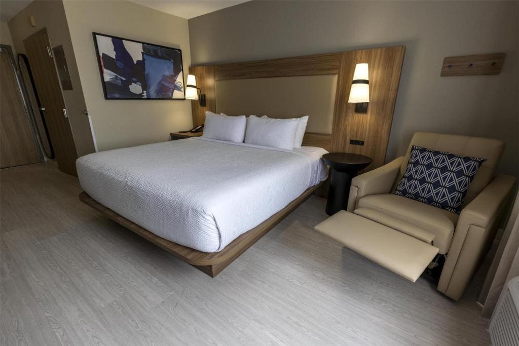 Studio with 1 King Bed Kitchenette - Non-Smoking room - Image 2