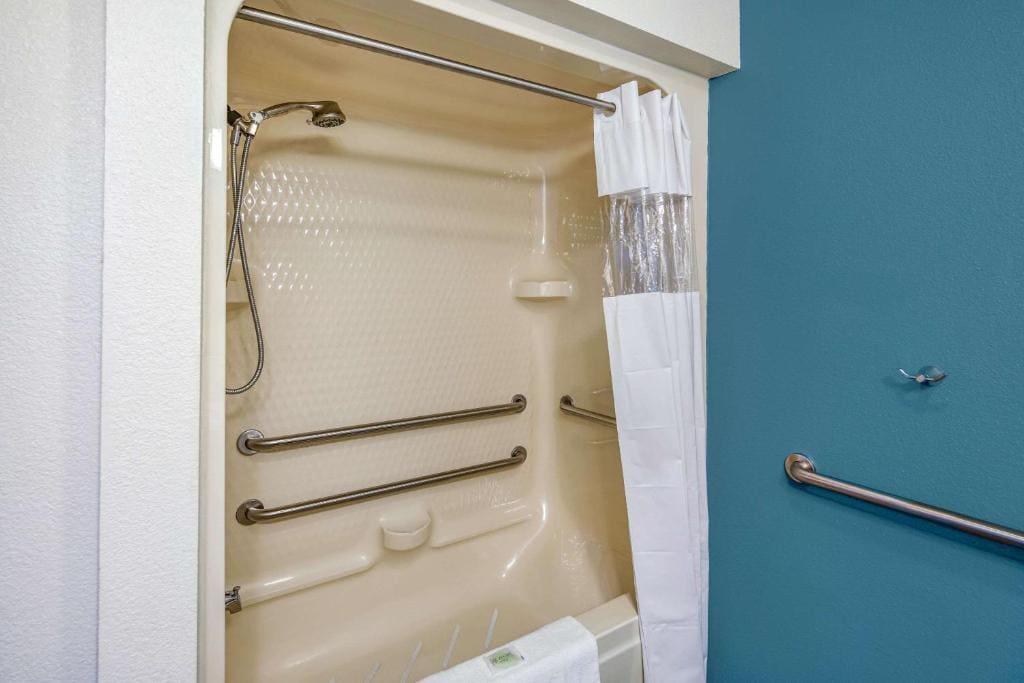 Queen Room - Disability Access/Non-Smoking room - Image 3