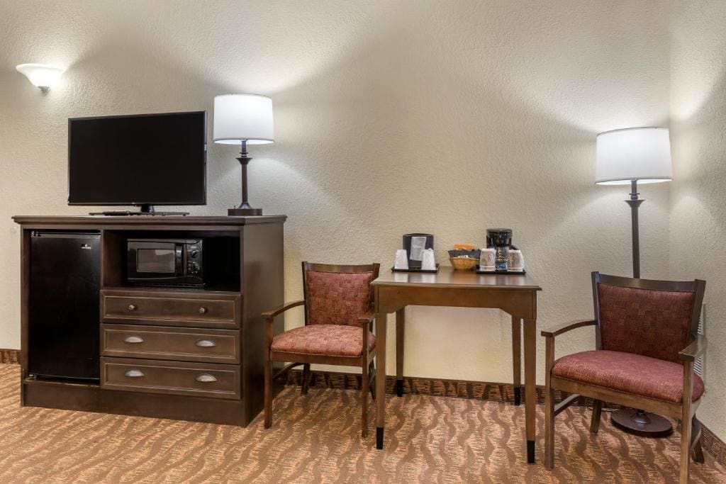 Queen Suite with Two Queen Beds - Non-Smoking room - Image 1