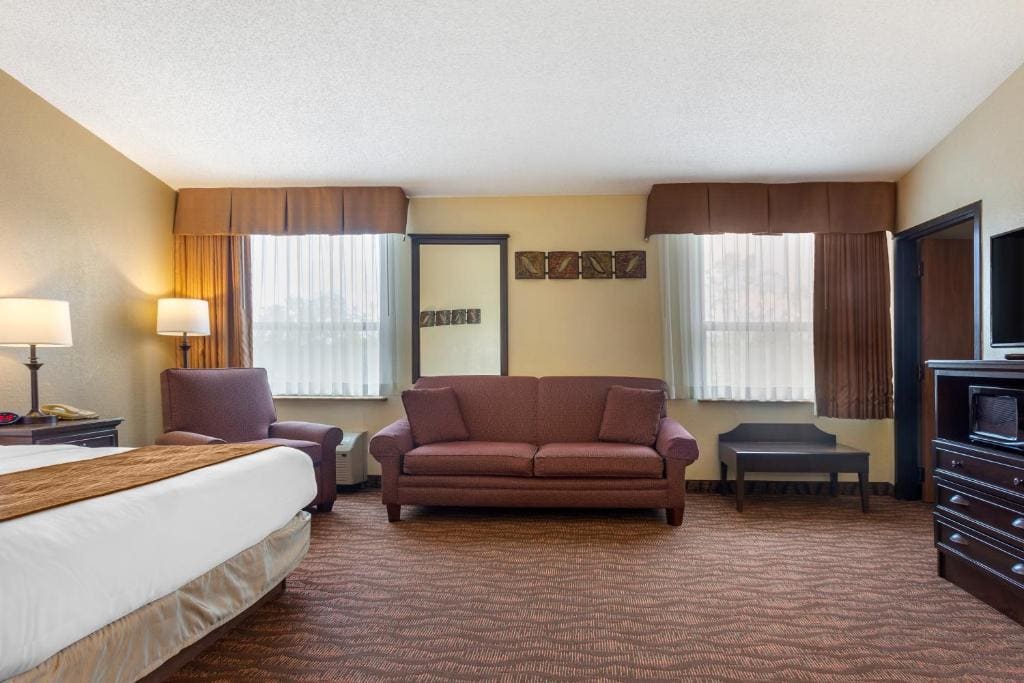 King Suite with Whirlpool - Non-Smoking room - Image 1