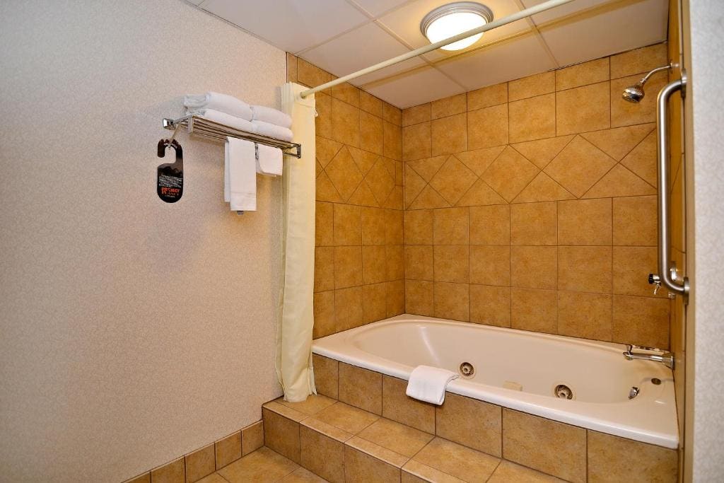 King Suite with Whirlpool - Non-Smoking room - Image 2