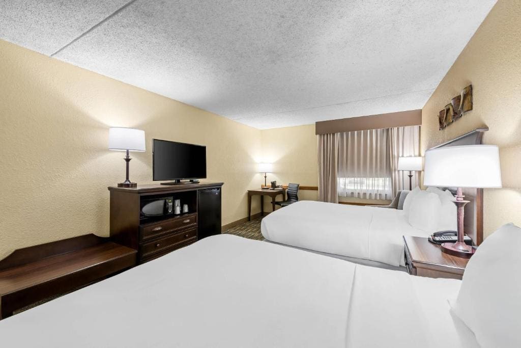 Standard Queen Room with Two Queen Beds - Non-Smoking room - Image 3