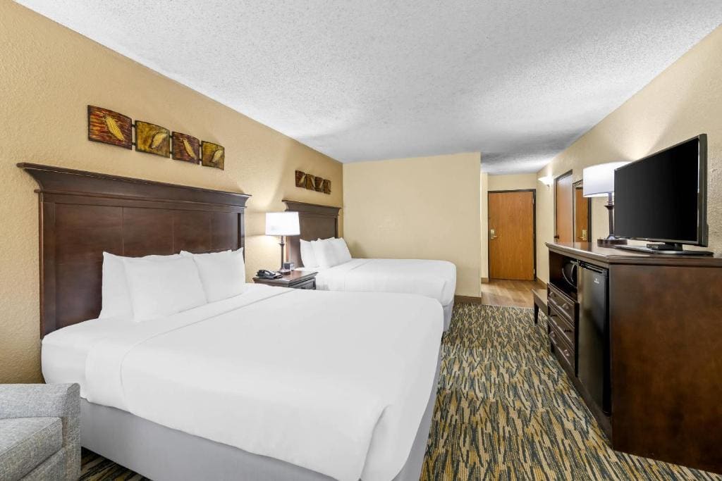 Standard Queen Room with Two Queen Beds - Non-Smoking room - Image 2