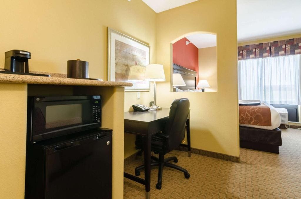King Suite with Roll-In Shower - Accessible/Non-Smoking room - Image 2