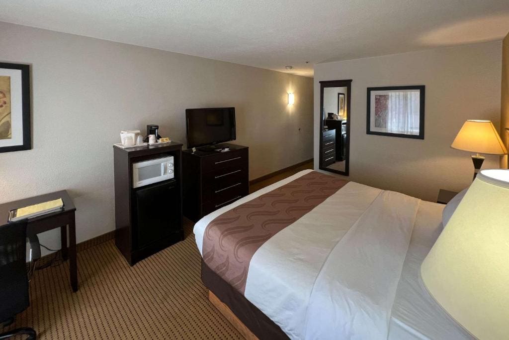 King Suite - Non-Smoking room - Image 3