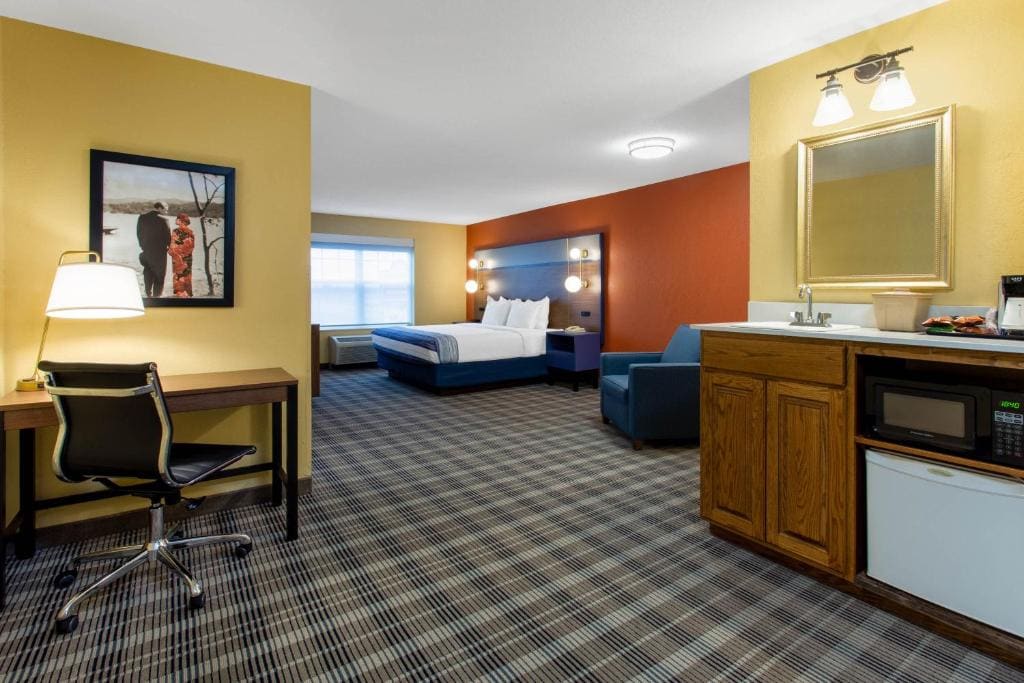 One-Bedroom King Suite with Twin Beds - Non-Smoking room - Image 1