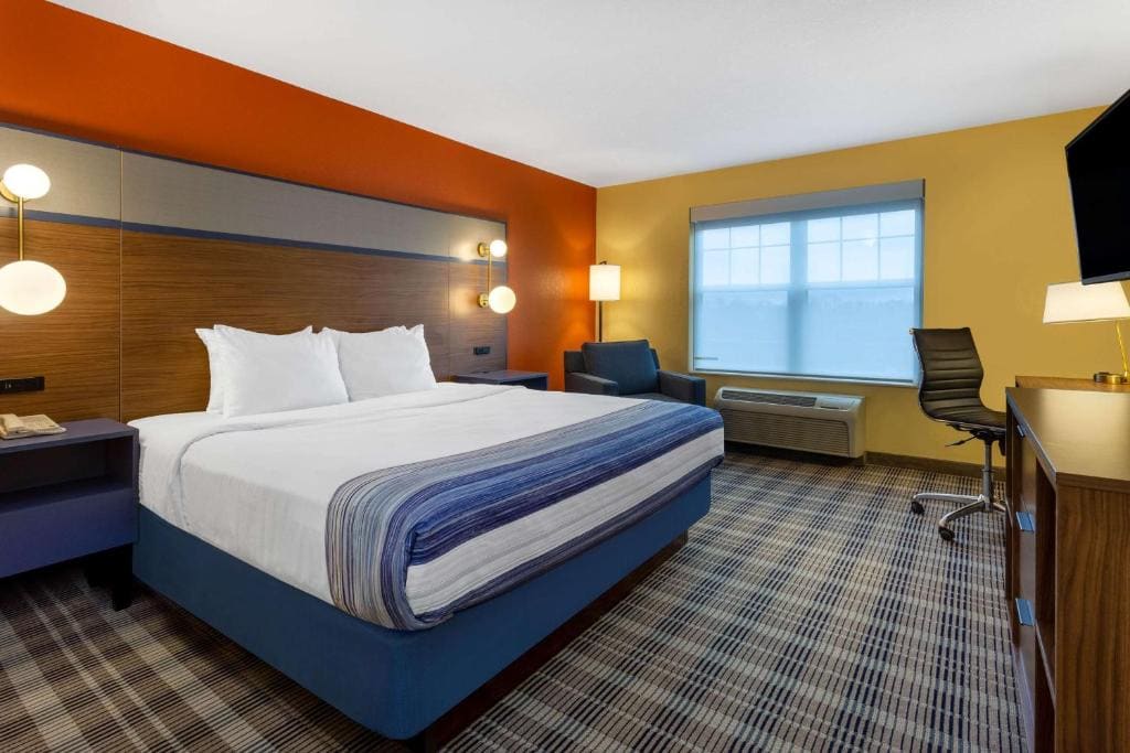 Deluxe Queen Room - Mobility Access/Non-Smoking room - Image 1