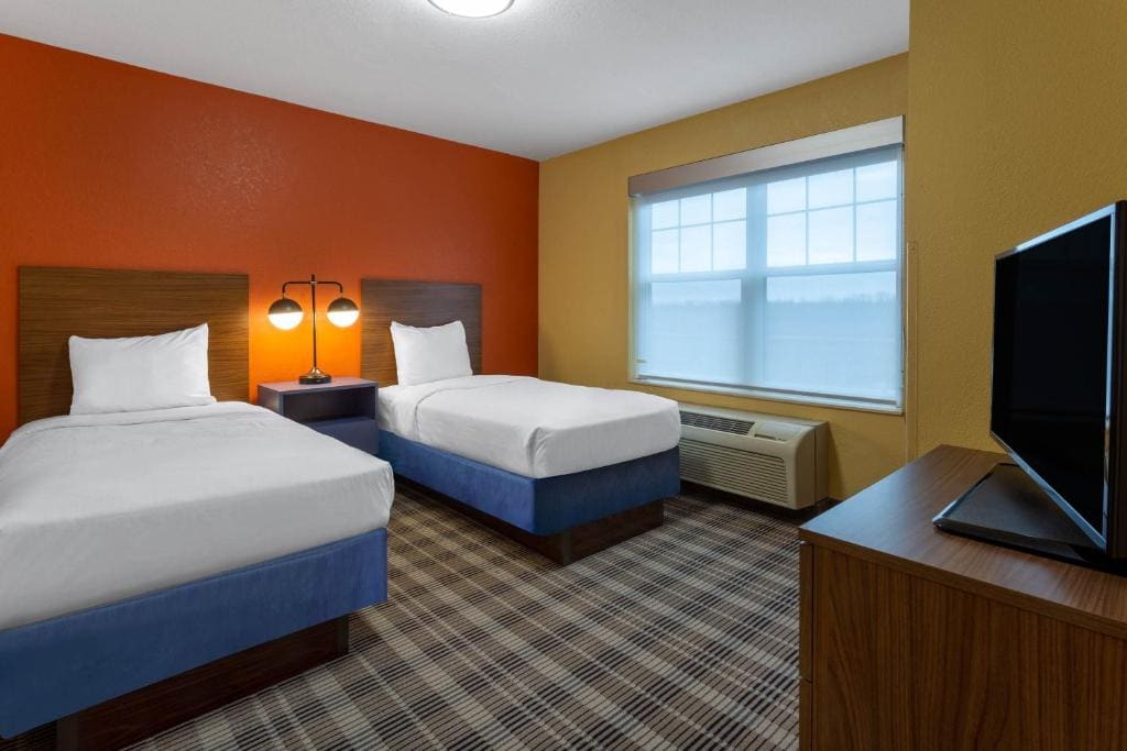 One-Bedroom King Suite with Twin Beds - Non-Smoking room - Image 2