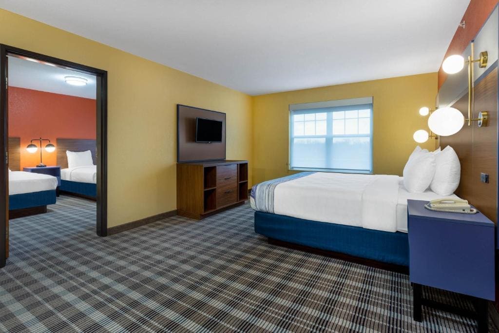 One-Bedroom King Suite with Twin Beds - Non-Smoking room - Image 3