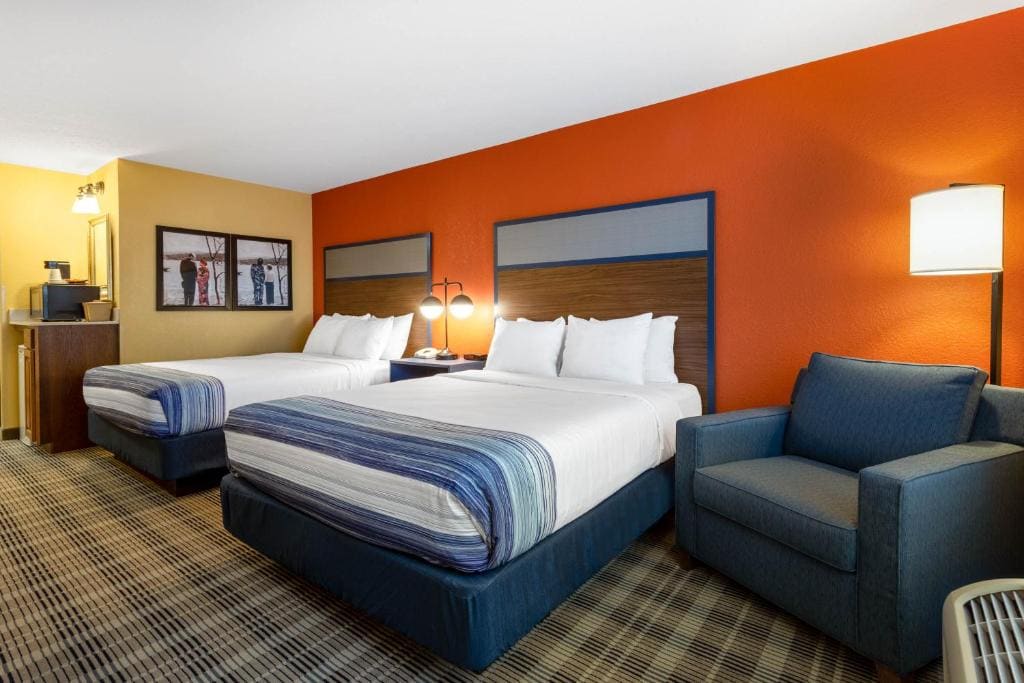 Queen Room with Two Queen Beds - Non-Smoking room - Image 1
