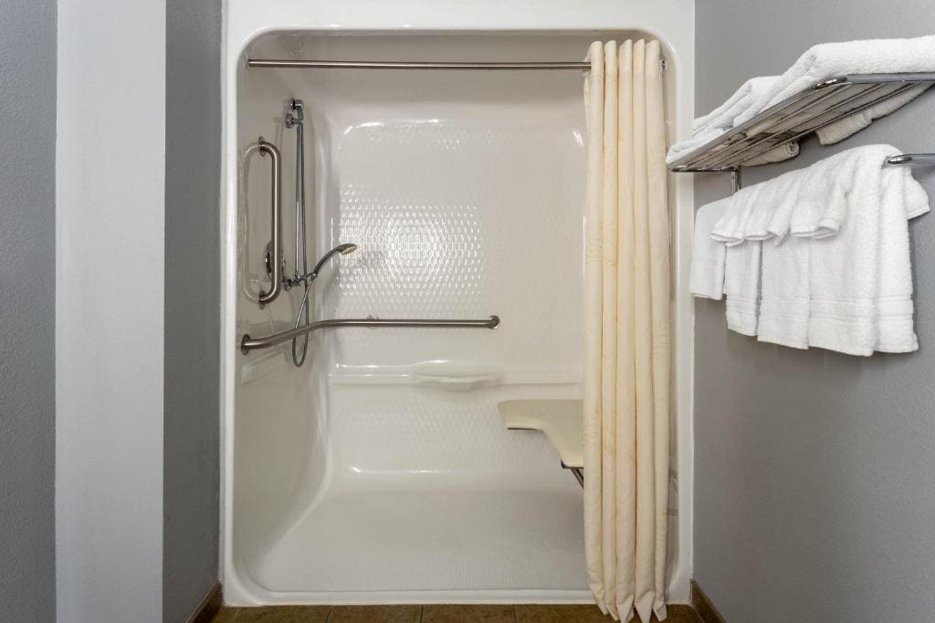 Studio King Suite - Mobility Accessible - Non-Smoking room - Image 2