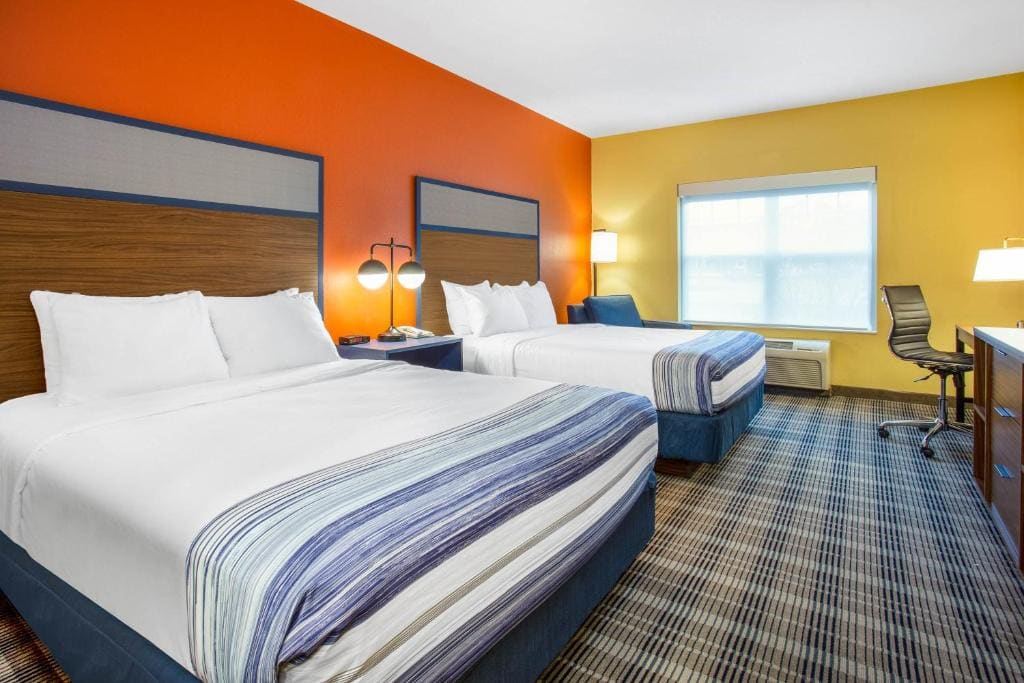 Deluxe Queen Room - Mobility Access/Non-Smoking room - Image 2