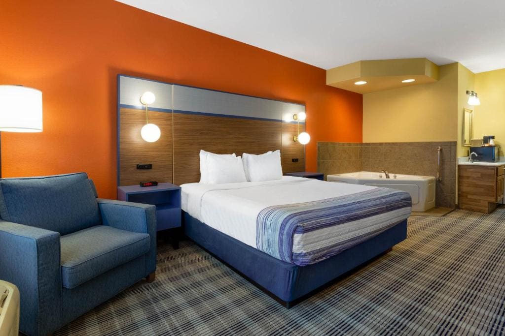 Studio King Suite - Mobility Accessible - Non-Smoking room - Image 1