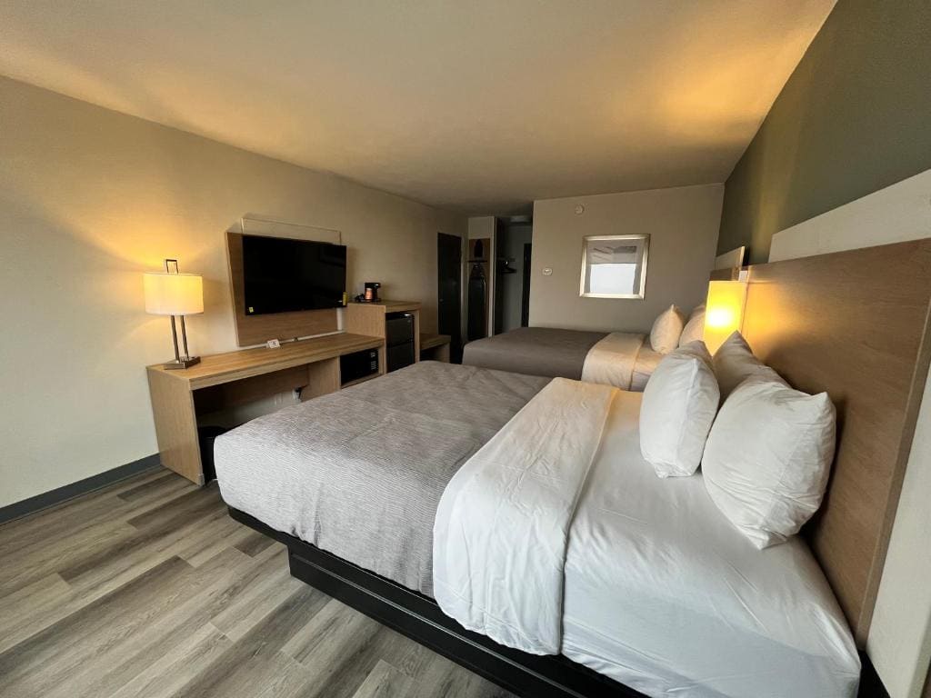 Superior Queen Room with Two Queen Beds - Non-Smoking room - Image 2