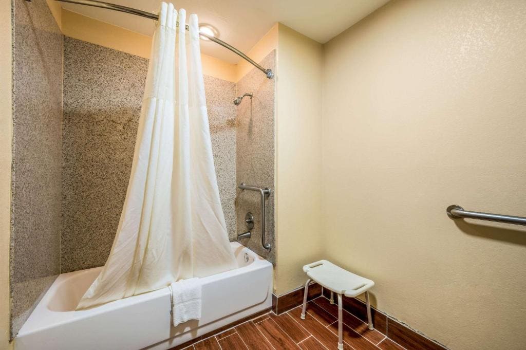 Queen Room - Accessible/Non-Smoking room - Image 1