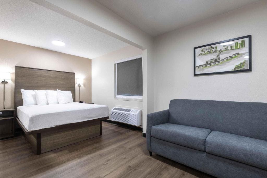 Deluxe Studio with 1 Queen and 1 Full Bed - Non-Smoking room - Image 2