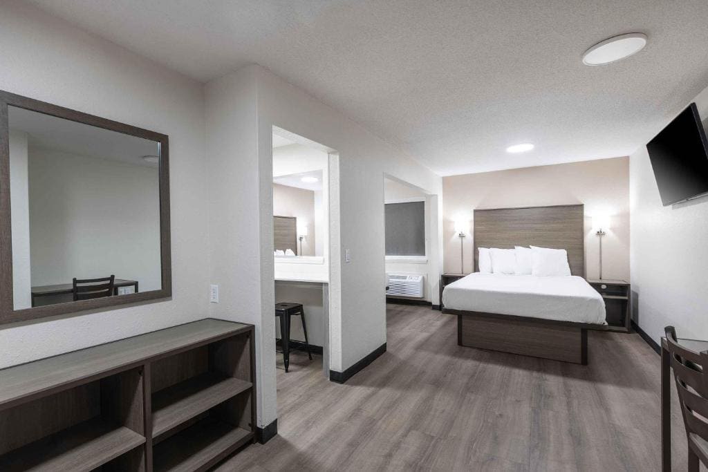 Studio with 2 Queen Beds - Non-Smoking room - Image 2