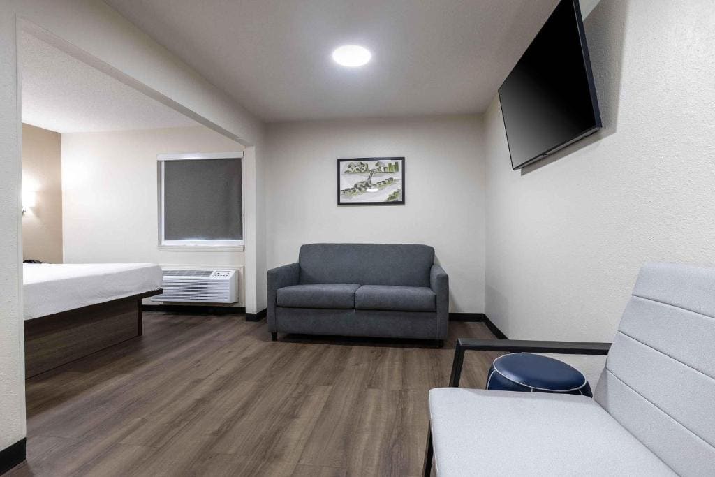 Deluxe Studio with 1 Queen and 1 Full Bed - Non-Smoking room - Image 3
