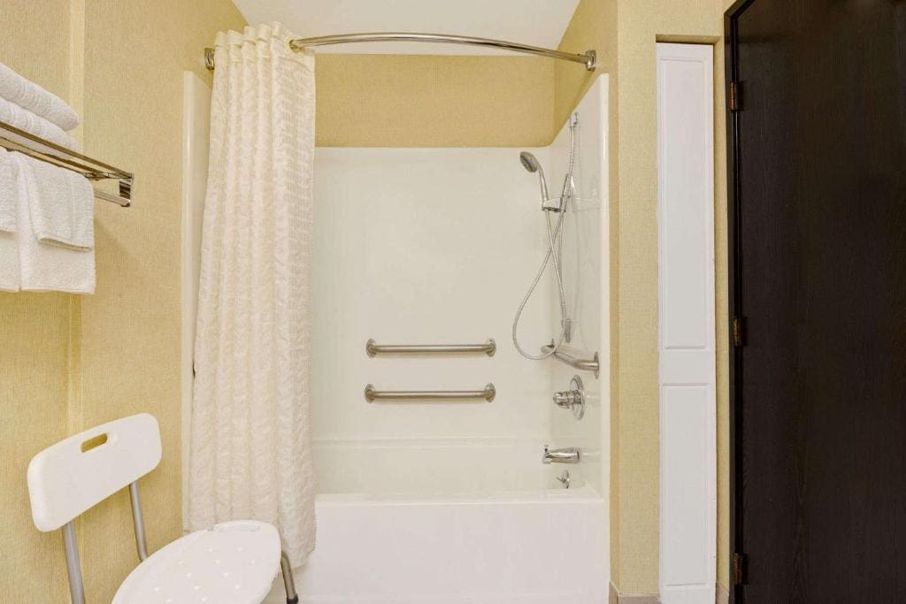 Queen Room - Disability Access - Non-Smoking room - Image 2