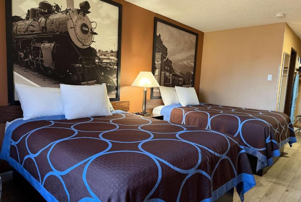 Queen Room with Two Queen Beds - Non-Smoking room - Image 2