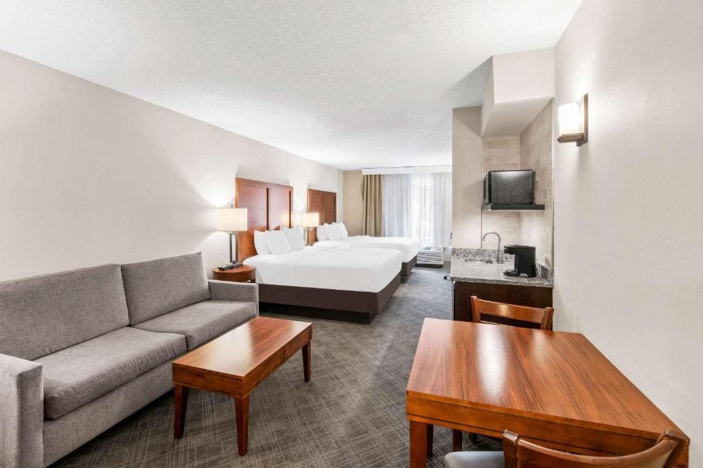 Superior Queen Suite with Two Queen Beds - Non-Smoking room - Image 2
