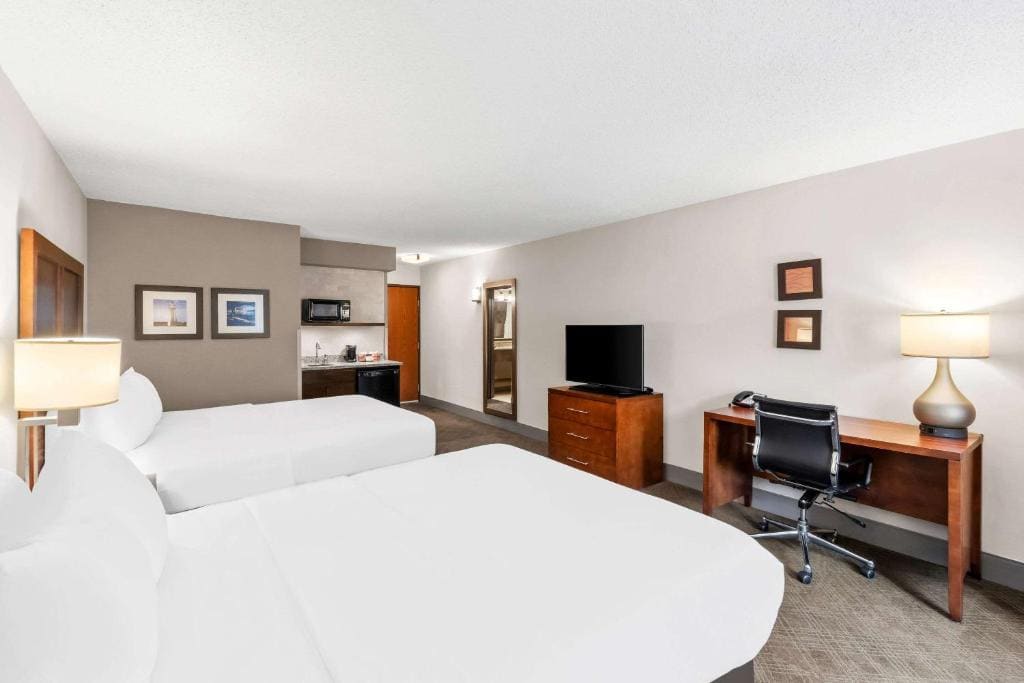Queen Room with Two Queen Beds - Non-Smoking room - Image 2