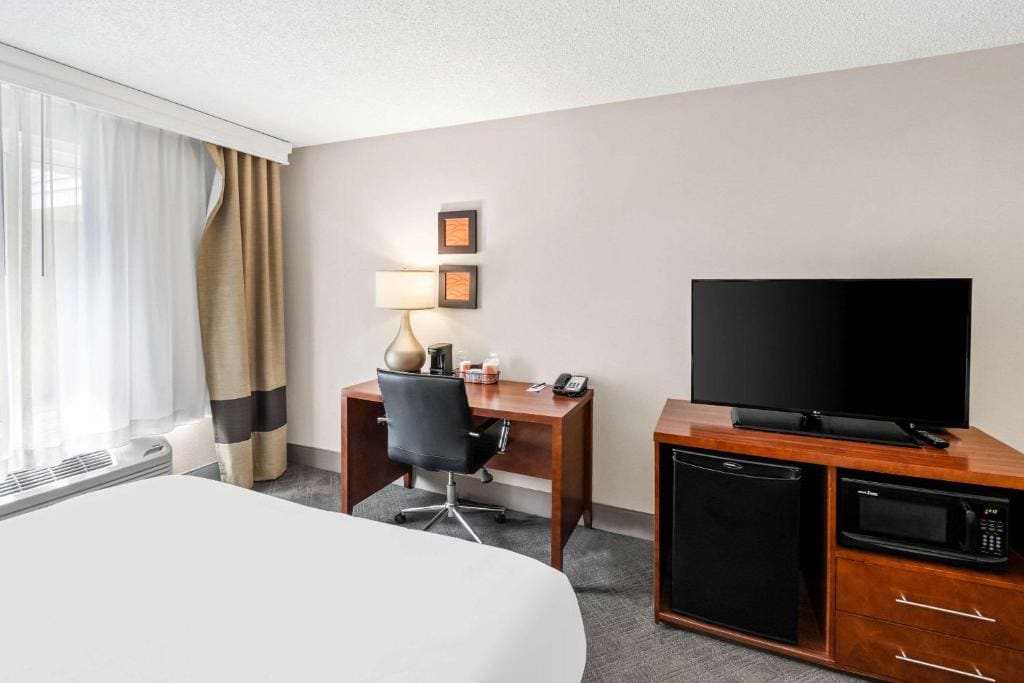 Queen Room with Two Queen Beds - Non-Smoking room - Image 3