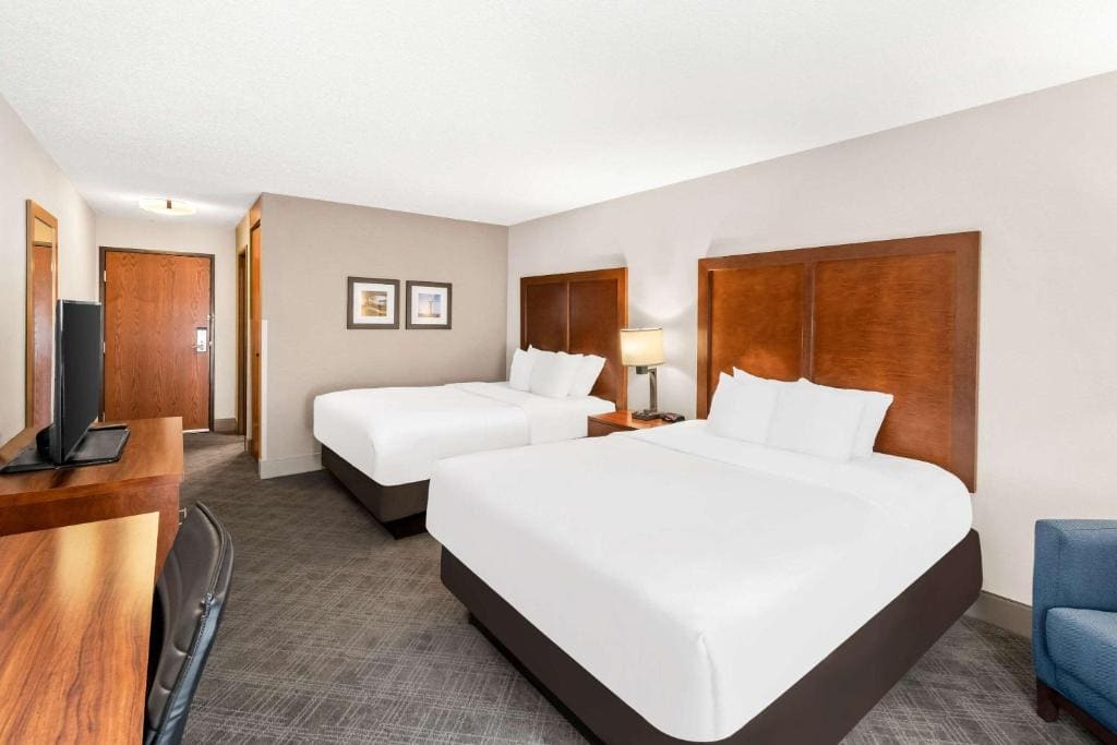 Queen Room with Two Queen Beds - Non-Smoking room - Image 1