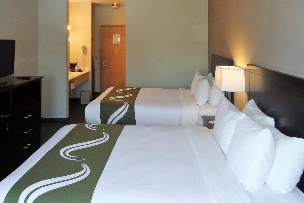 Queen Room with Two Queen Beds - Non-Smoking room - Image 2
