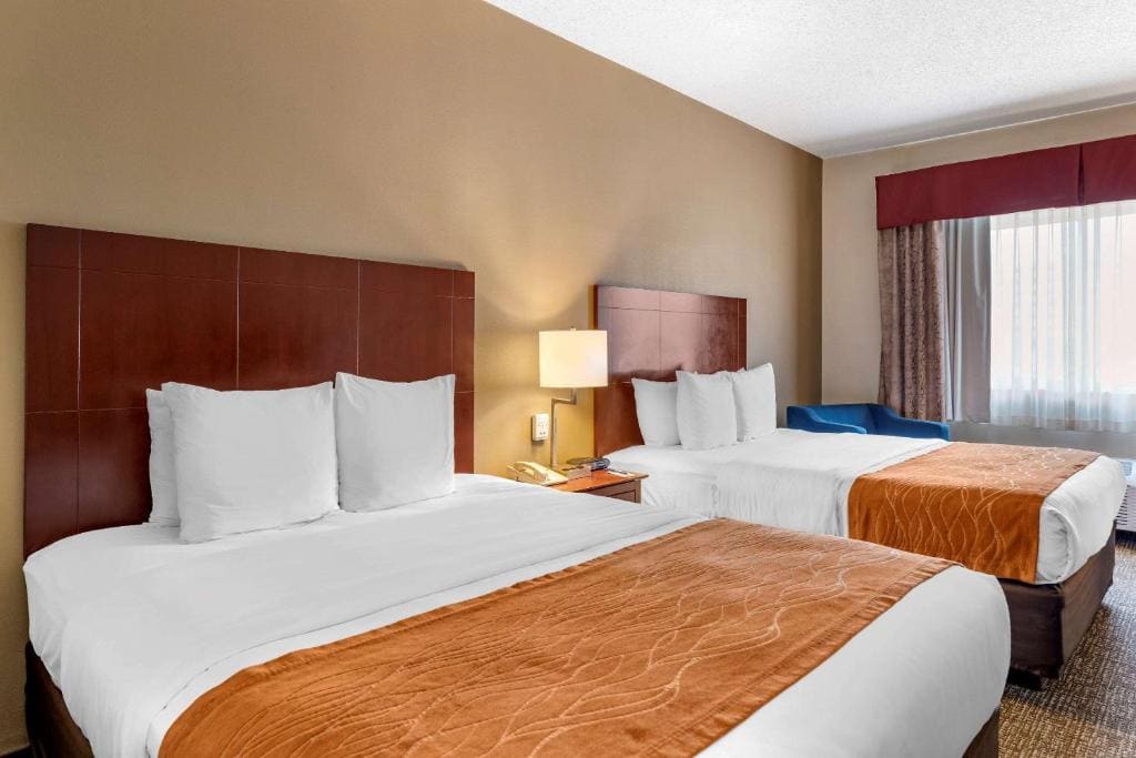 Queen Room with Two Queen Beds - Non-Smoking room - Image 2