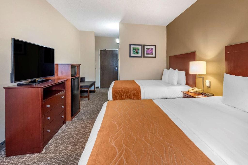 Queen Room with Two Queen Beds - Non-Smoking room - Image 3