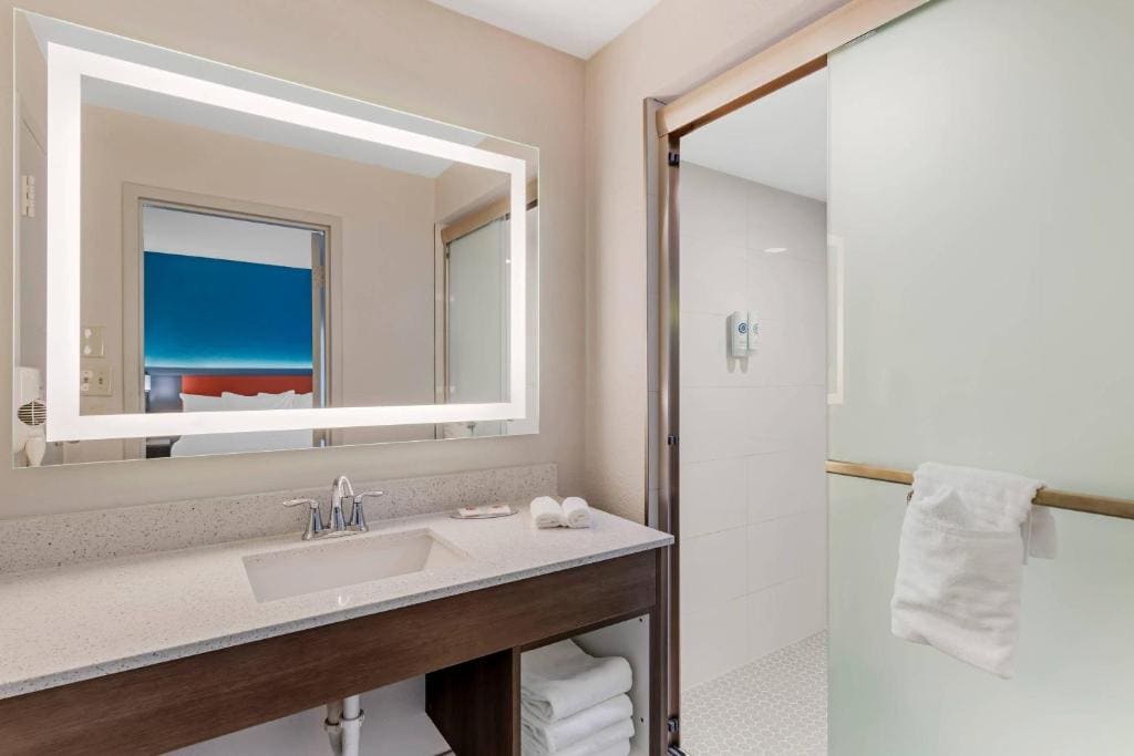 King Suite with Sofa Bed - Non-Smoking room - Image 2
