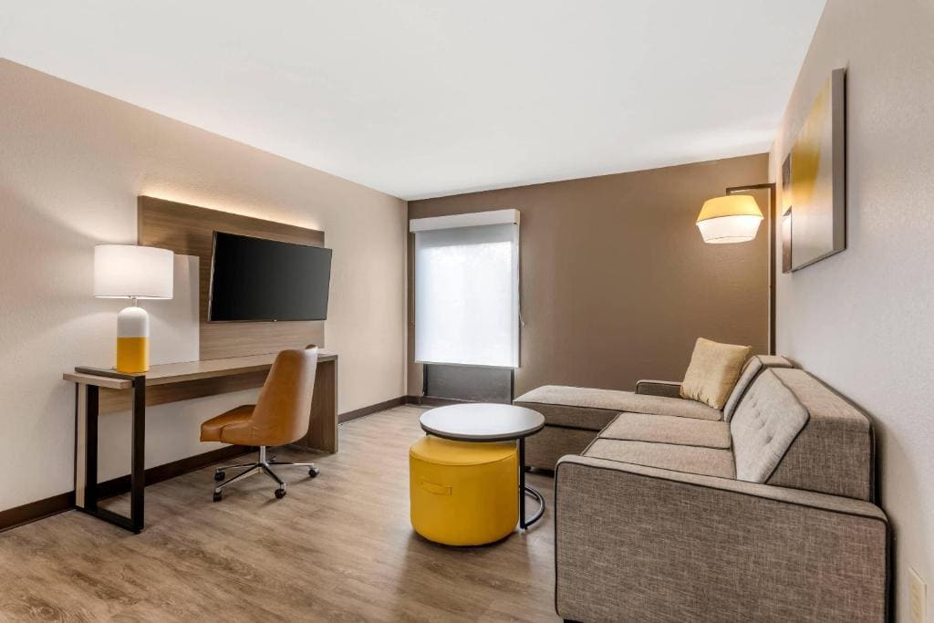 Efficiency King Suite - Non-Smoking room - Image 3