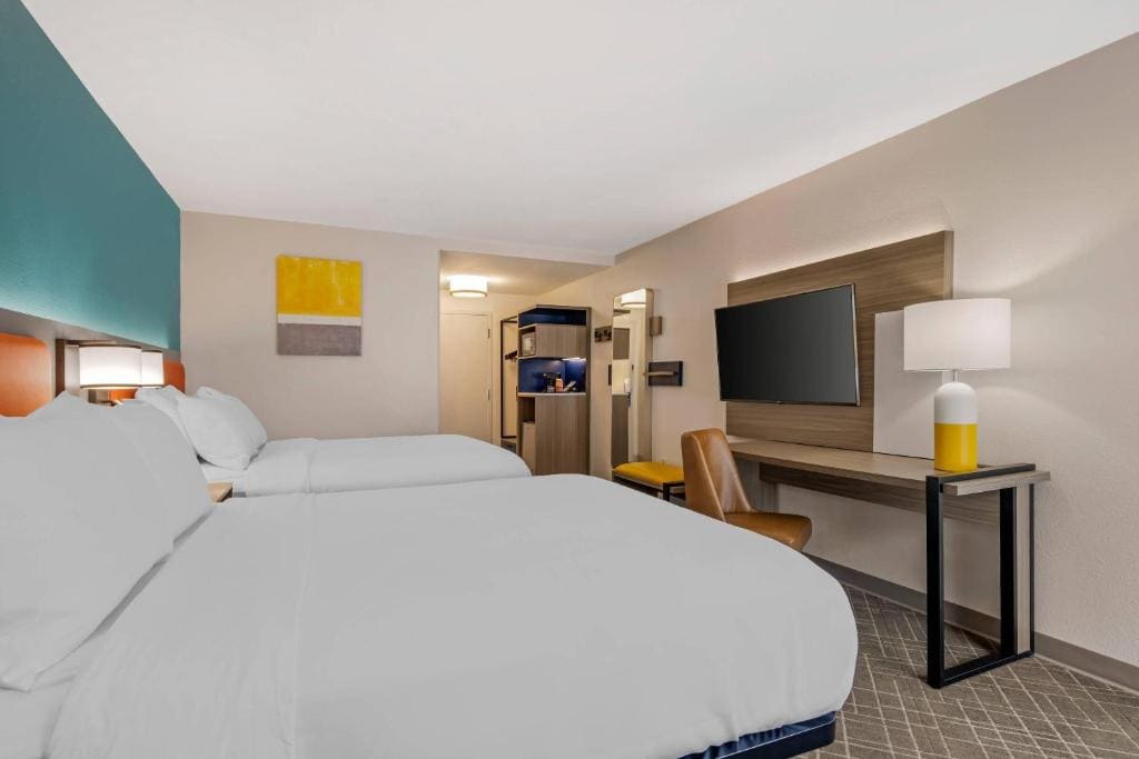 Queen Room with Two Queen Beds - Non-Smoking room - Image 1
