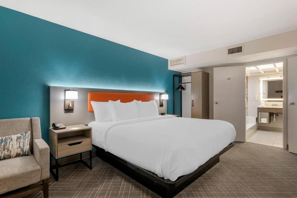 King Suite with Sofa Bed - Non-Smoking room - Image 1