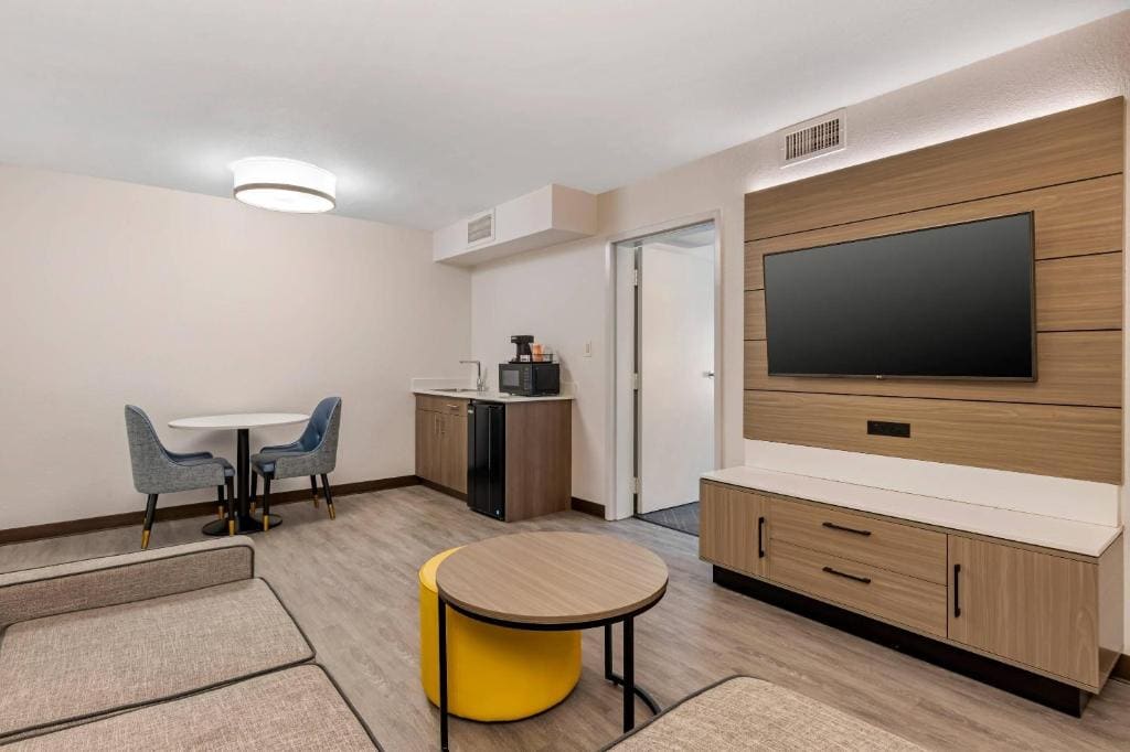 King Suite with Sofa Bed - Non-Smoking room - Image 3