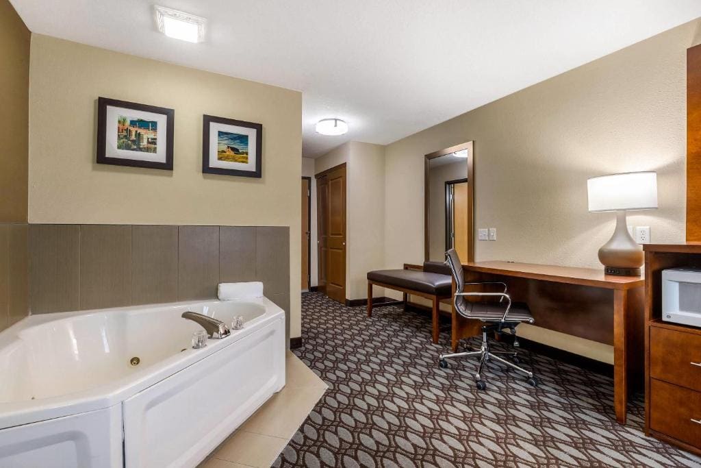 Deluxe King Room-Non-Smoking room - Image 1