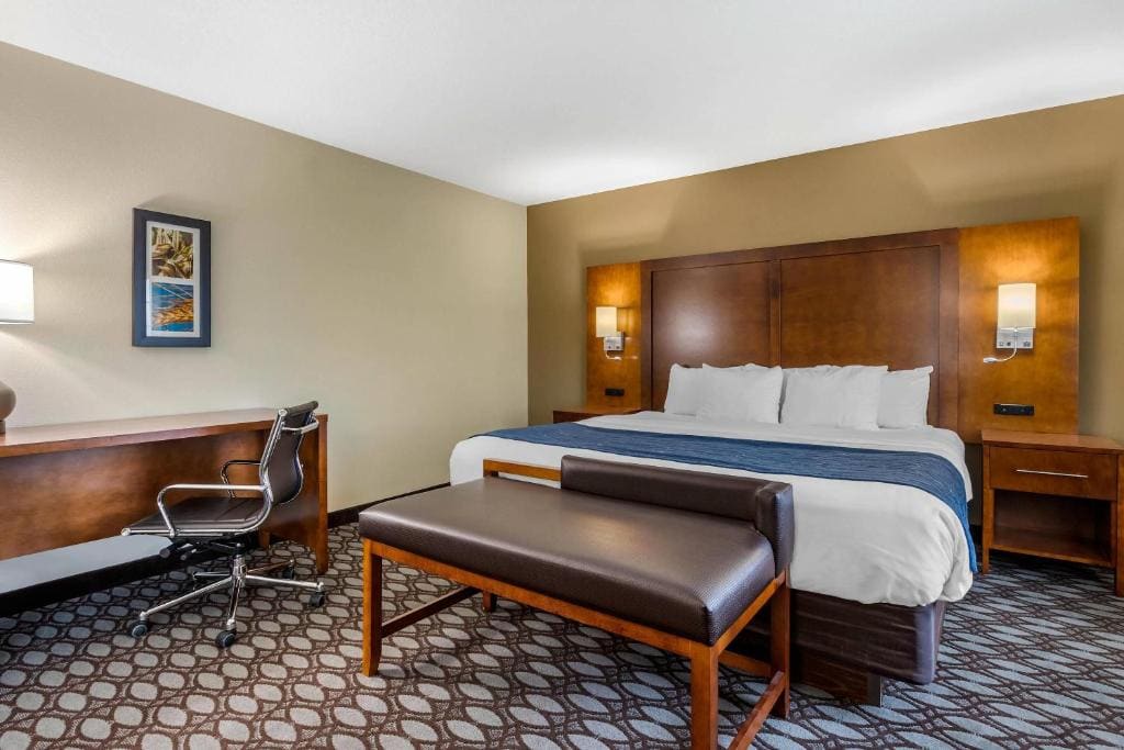 King Suite with Sofa Bed - Non Smoking room - Image 2