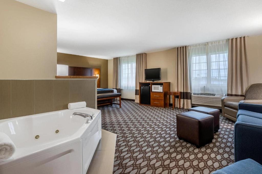 King Suite with Sofa Bed - Non Smoking room - Image 3