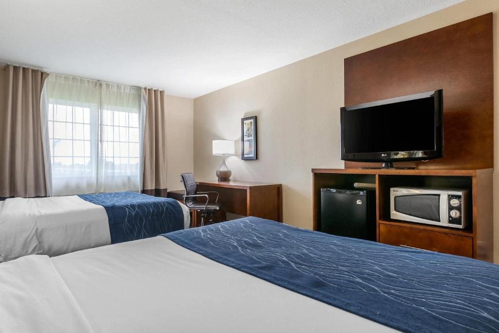Queen Room with Two Queen Beds - Non-Smoking room - Image 2