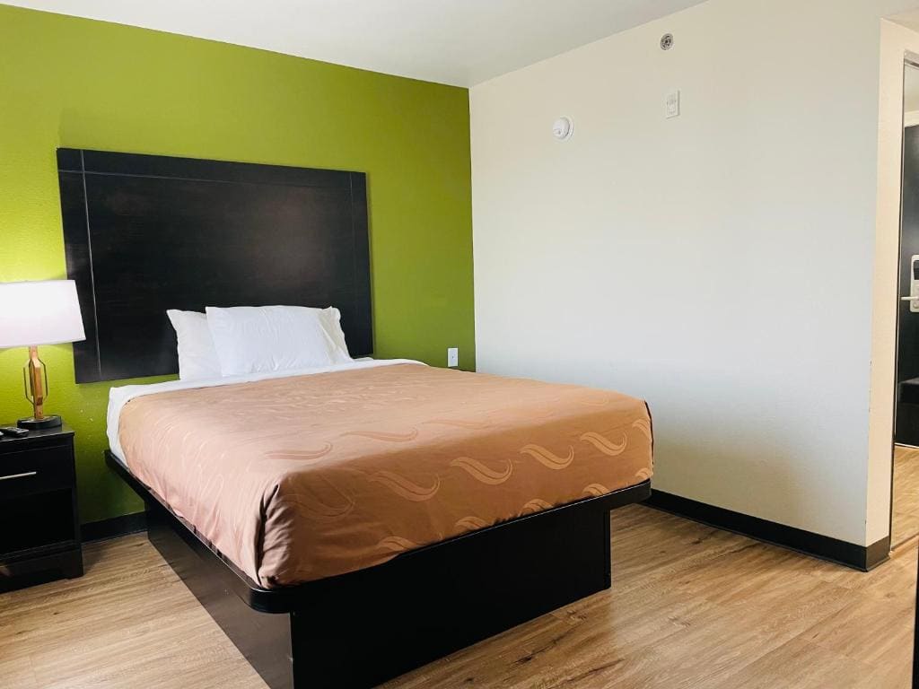 Queen Room - Accessible/Nonsmoking room - Image 1