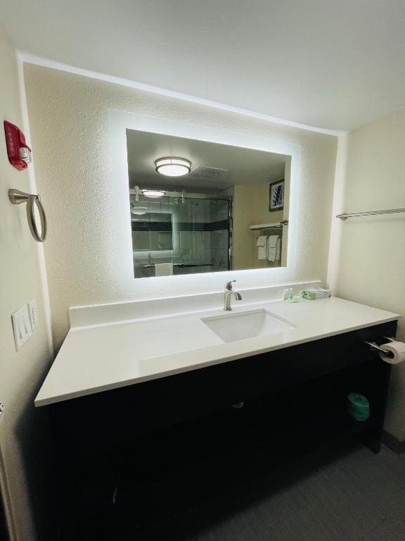 Queen Room - Accessible/Nonsmoking room - Image 3