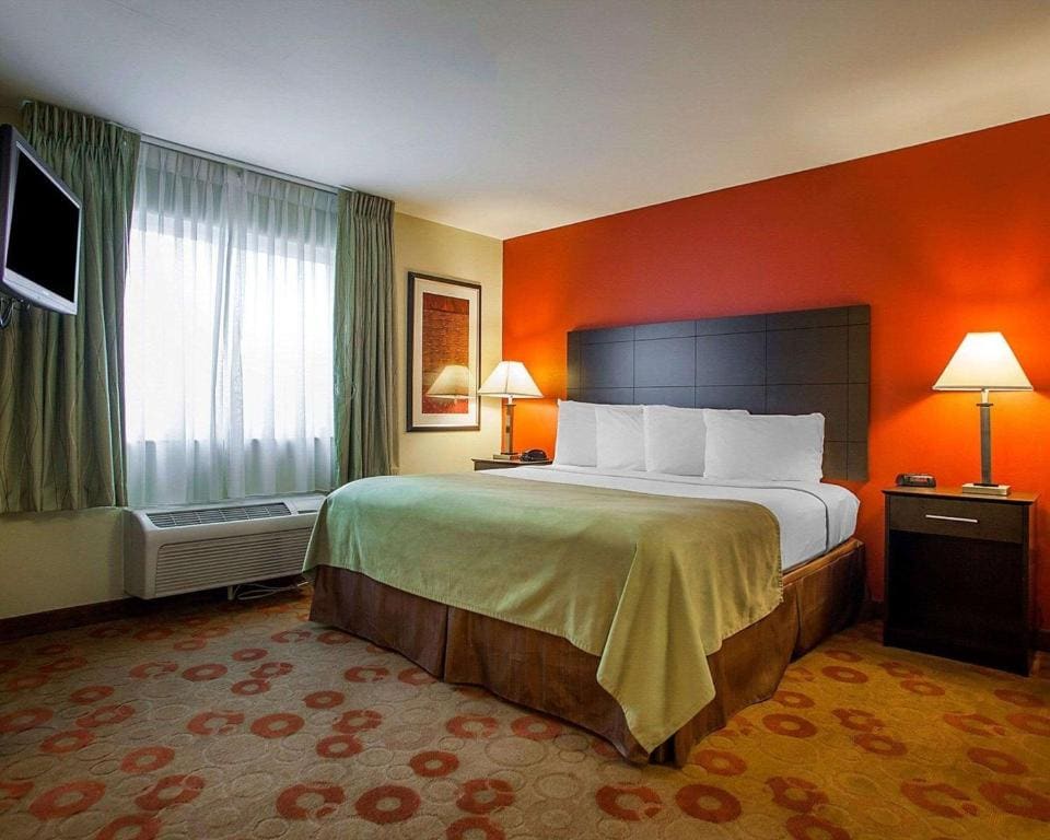 King Suite - Accessible/Non-Smoking room - Image 3