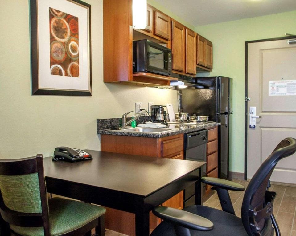 King Suite - Non-Smoking room - Image 3