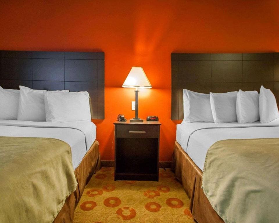 Queen Suite with Two Queen Beds - Accessible/Non-Smoking room - Image 3