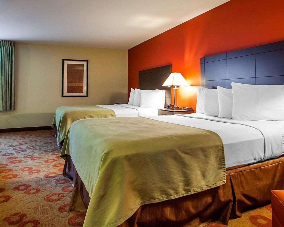 Queen Suite with Two Queen Beds - Accessible/Non-Smoking room - Image 2