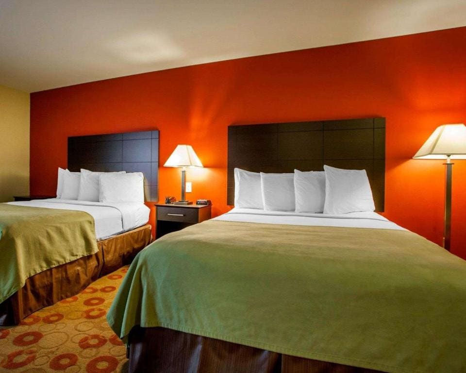 Queen Suite with Two Queen Beds - Accessible/Non-Smoking room - Image 1