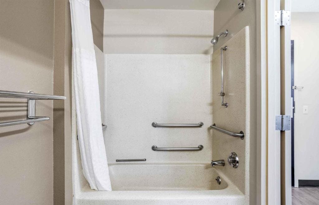 Queen studio with 1 Queen Bed - Disability Access/Non-Smoking room - Image 3